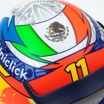 Mini casque Sergio Perez 2022 Red Bull Racing vue zoom drapeau de Mexique et numéro 11