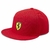 Casquette à visière plate Puma Scuderia Ferrari rouge vue profil avec logo Ferrari