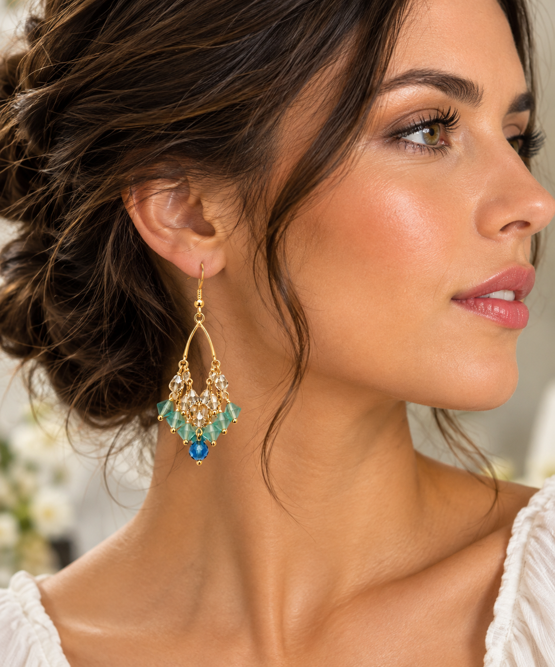 Portrait élégant, Boucles d’oreilles aux cristaux pastel
