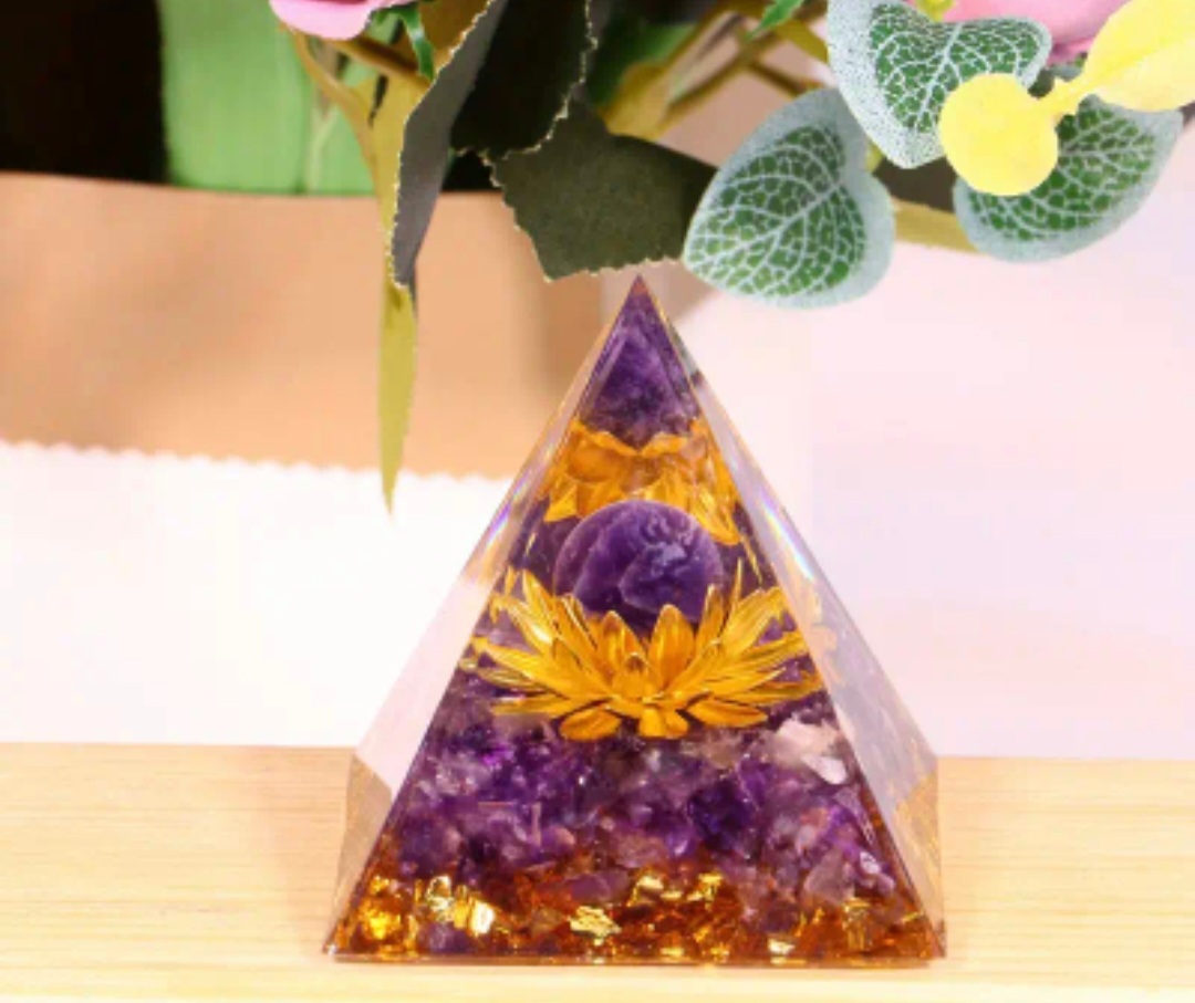 Pyramide Orgonite en Améthyste et Lotus