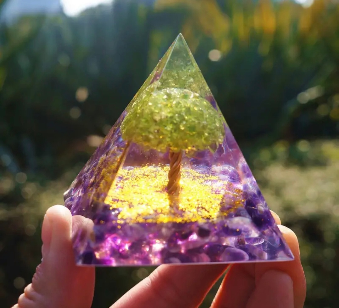 Pyramide Orgonite Arbre de Vie et Améthyste
