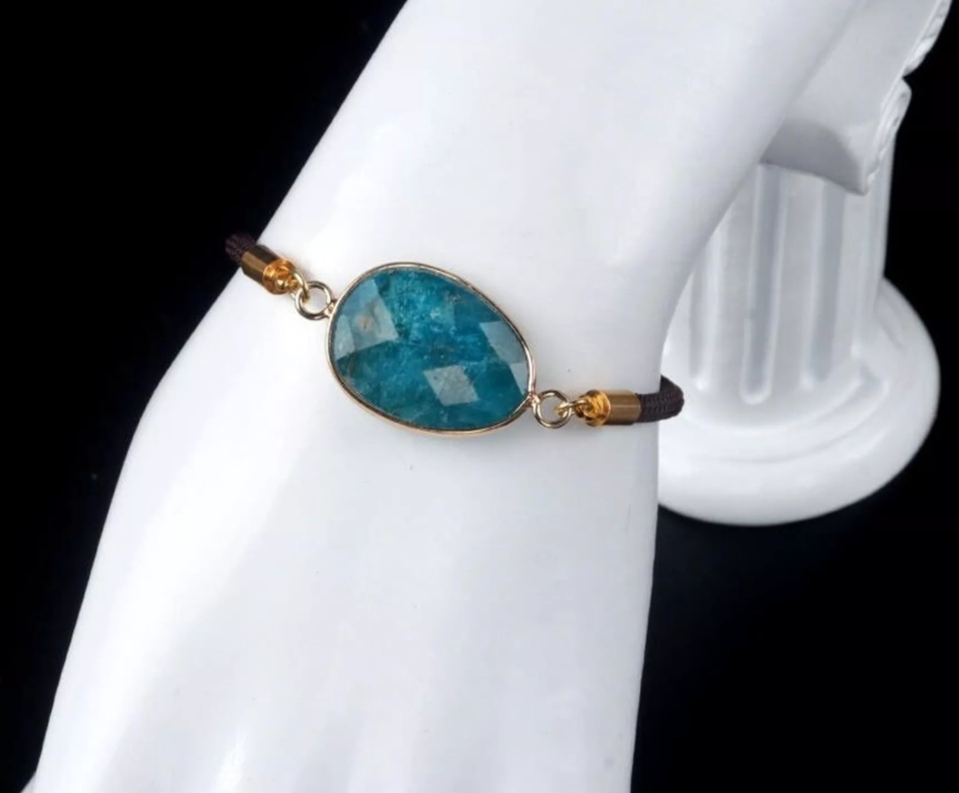 Bracelet Poire en Apatite sur Cordon