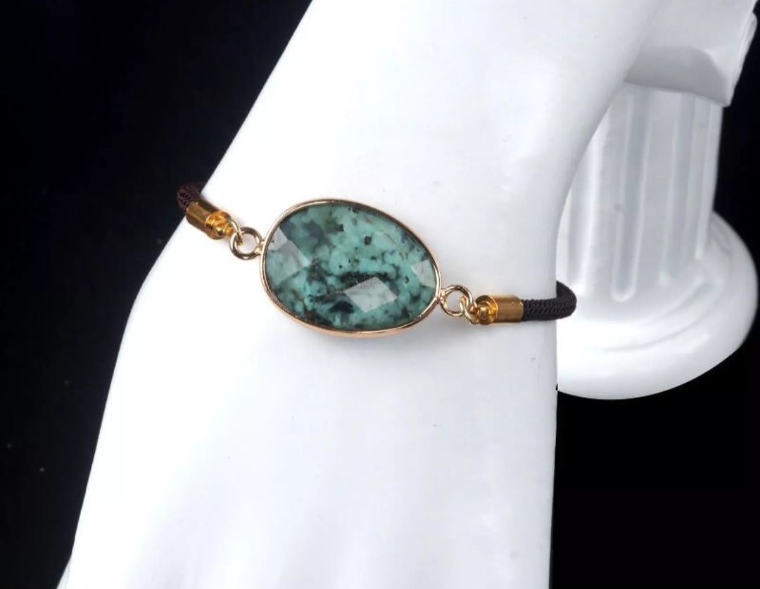 Bracelet Poire en Turquoise Africaine sur Cordon