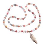 collier mala rhodonite et quartz gris et sa plume