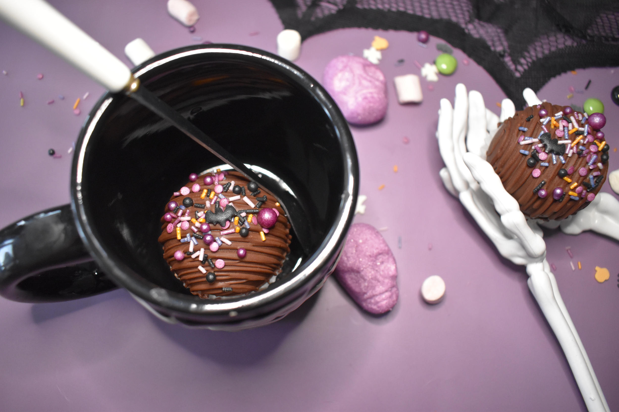 bombe-de-chocolat-chaud-halloween-chasse-bonbons-sac-sorcière-fantome-tete-de-mort-31-octobre-soirée-citrouille-spooky-effrayant-déguisement-trick-treat-sort (15)