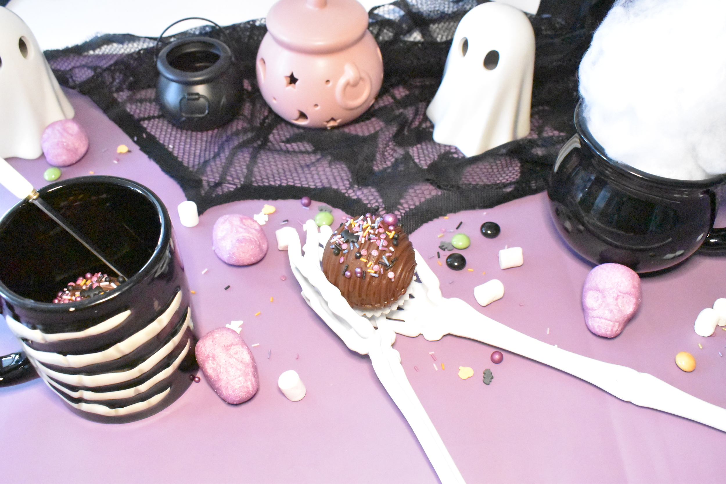 bombe-de-chocolat-chaud-halloween-chasse-bonbons-sac-sorcière-fantome-tete-de-mort-31-octobre-soirée-citrouille-spooky-effrayant-déguisement-trick-treat-sort (17)