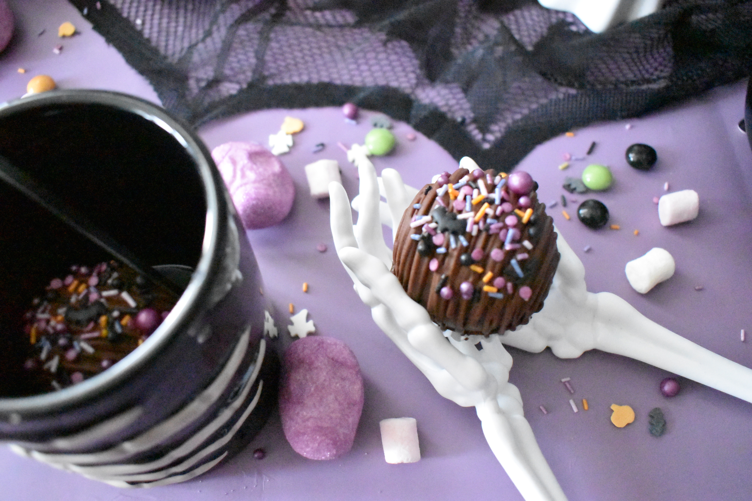bombe-de-chocolat-chaud-halloween-chasse-bonbons-sac-sorcière-fantome-tete-de-mort-31-octobre-soirée-citrouille-spooky-effrayant-déguisement-trick-treat-sort (18)