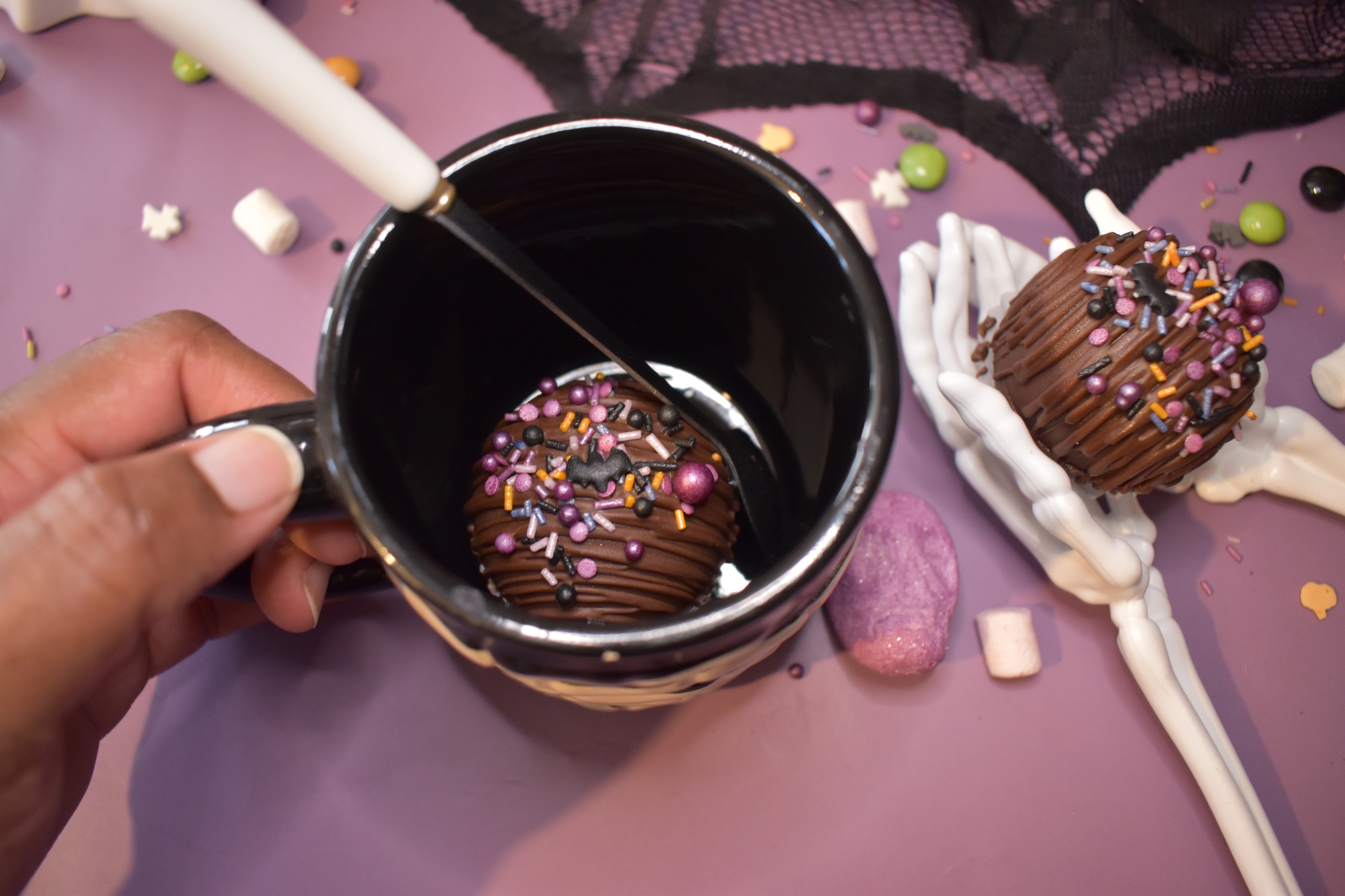 bombe-de-chocolat-chaud-halloween-chasse-bonbons-sac-sorcière-fantome-tete-de-mort-31-octobre-soirée-citrouille-spooky-effrayant-déguisement-trick-treat-sort (30)