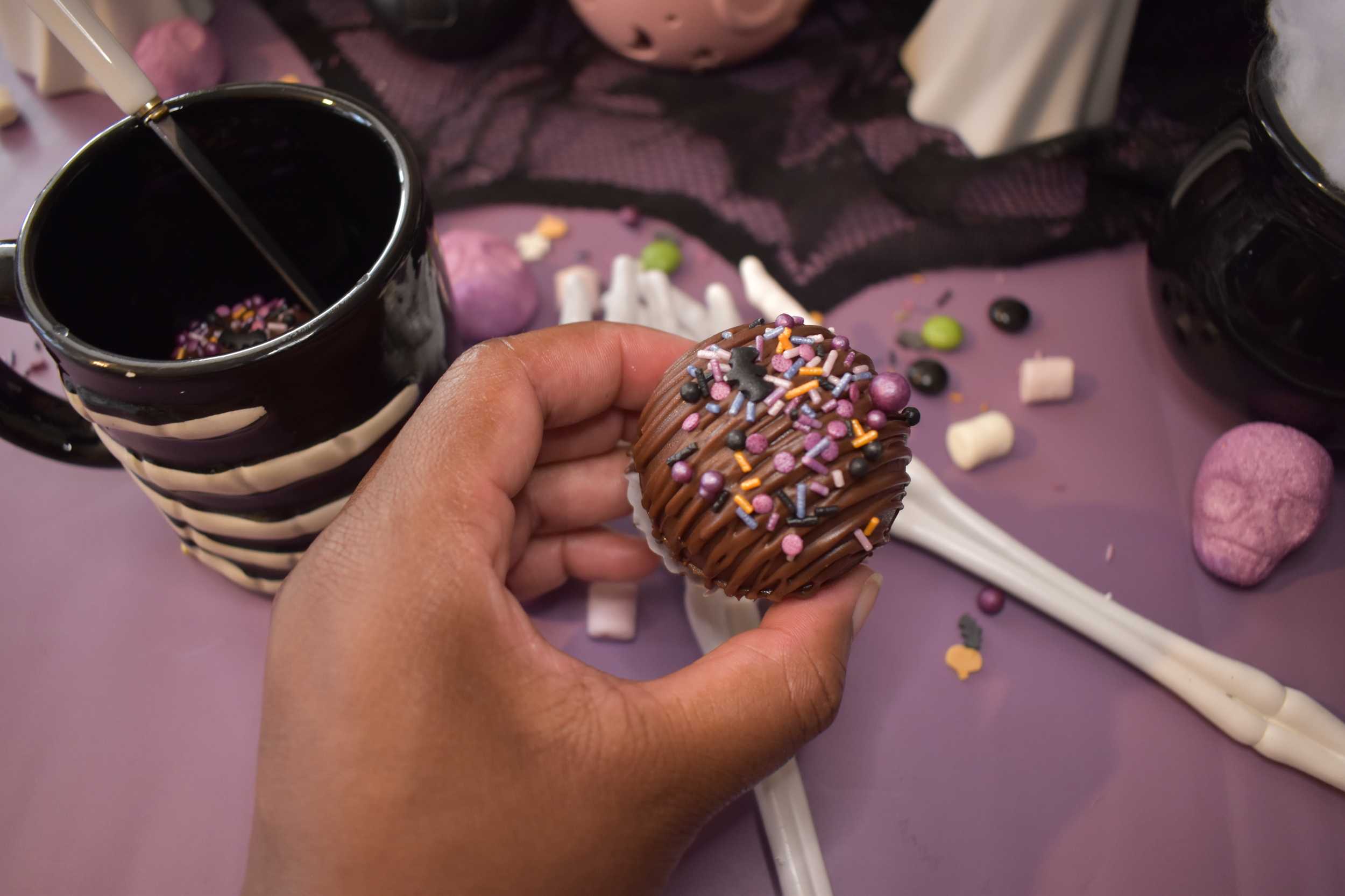 bombe-de-chocolat-chaud-halloween-chasse-bonbons-sac-sorcière-fantome-tete-de-mort-31-octobre-soirée-citrouille-spooky-effrayant-déguisement-trick-treat-sort (32)