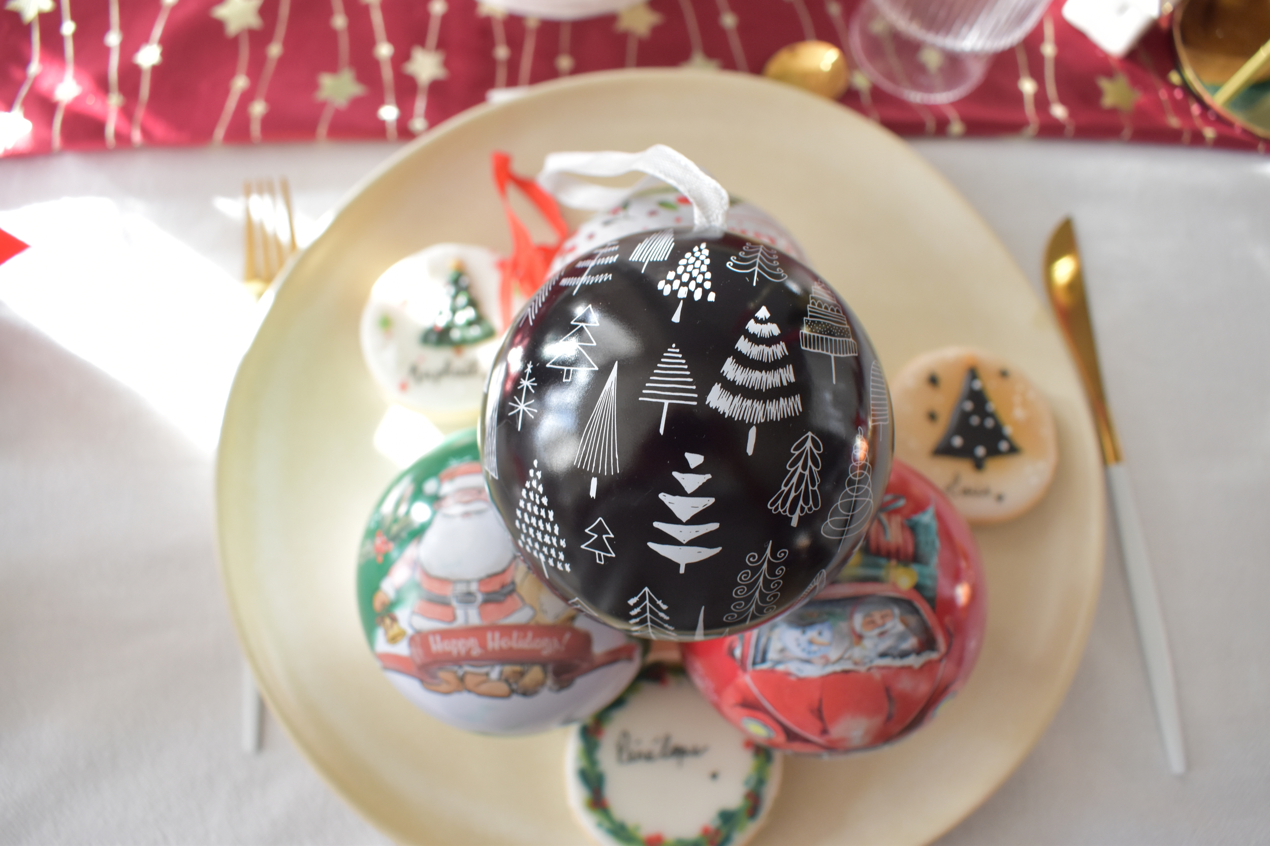 1 (bombe-de-chocolat-chaud-noel-christmas-2024-cadeau-femme-homme-enfant-maitresse-nounou-gourmand-calendrier-avent-chaussette-cheminée-noir-lait-blanc-sapin-pere-noel-chocobomb-marché-pain-d-epices-bonhomme