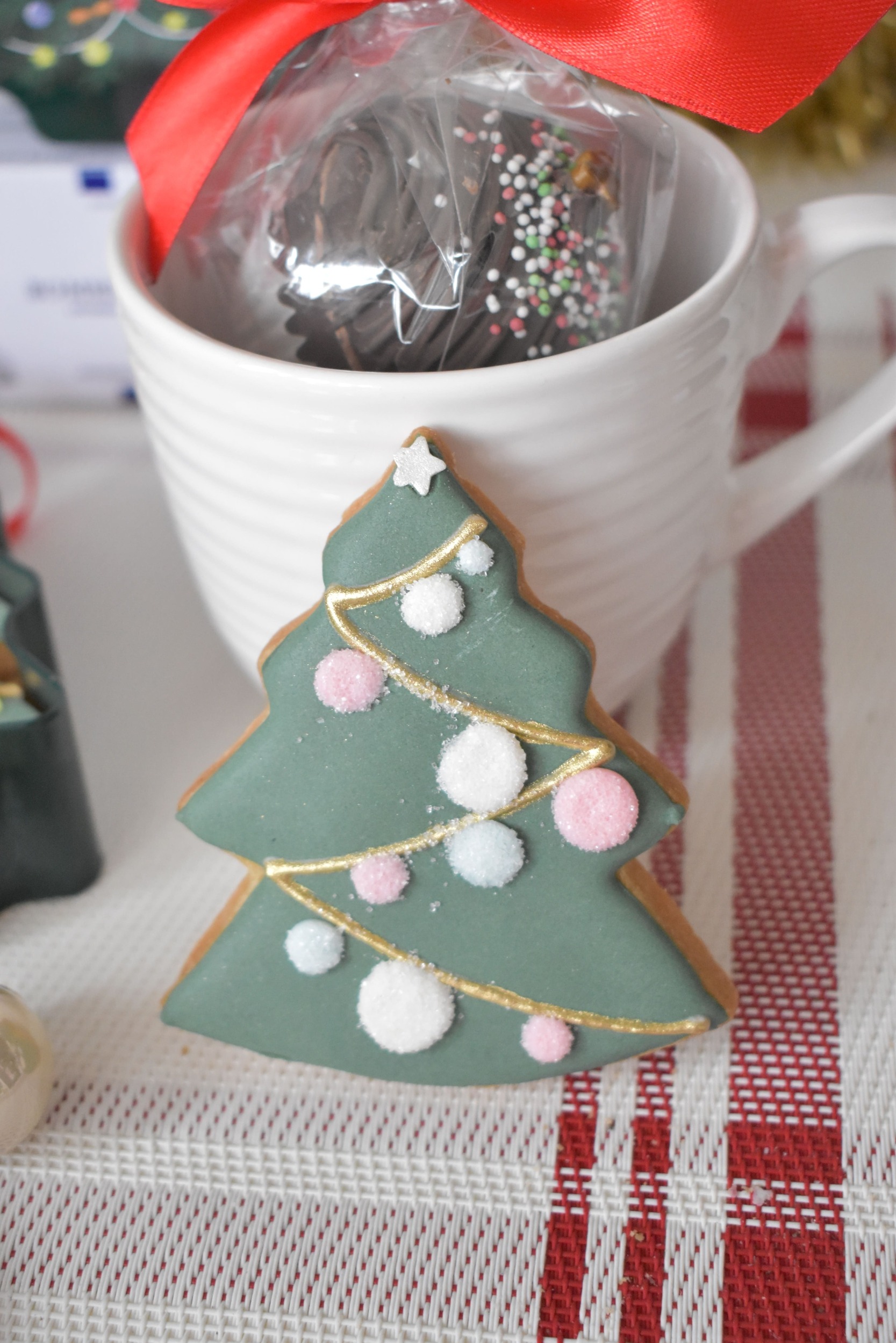 bombe de chocolat chaud avec biscuit décoré, sapin de noel