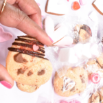 st-saint-valentin-valentine-s-amour-love-14-fevrier-crush-date-bombe-chocolat-chaud-chocolate-mari-femme-sexy-rose-rouge-fleurs-francais-artisanal-declaration-xoxo-heart-coeur-bisou-cadeau-cheri-cherie-hom (3)