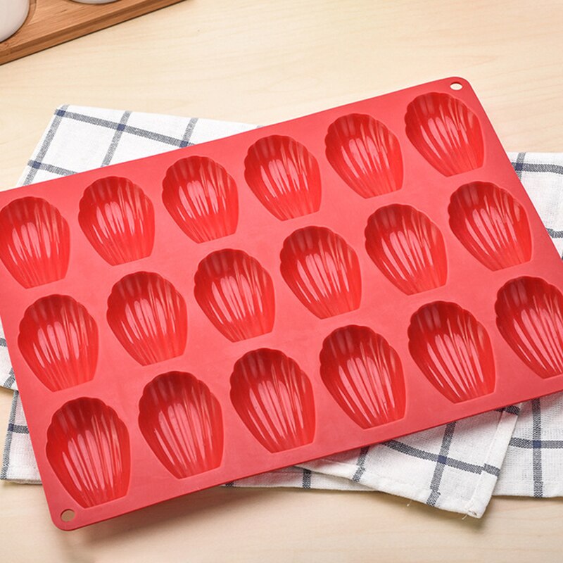 Moule 18 madeleines en silicone rouge