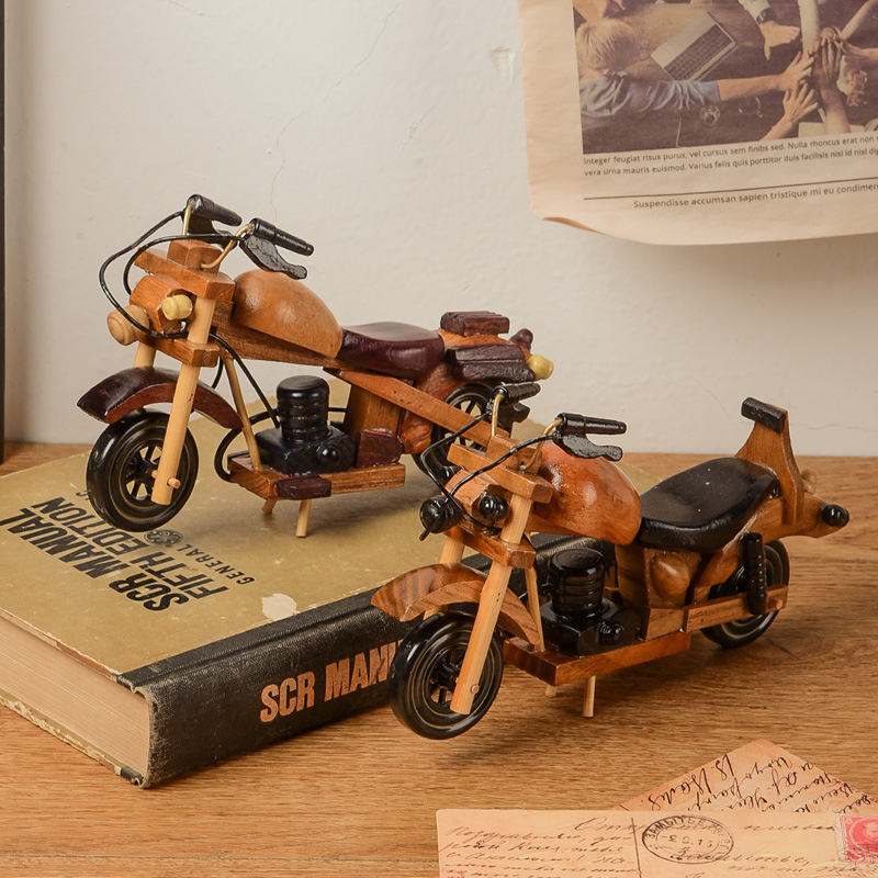 Moto en bois style rétro