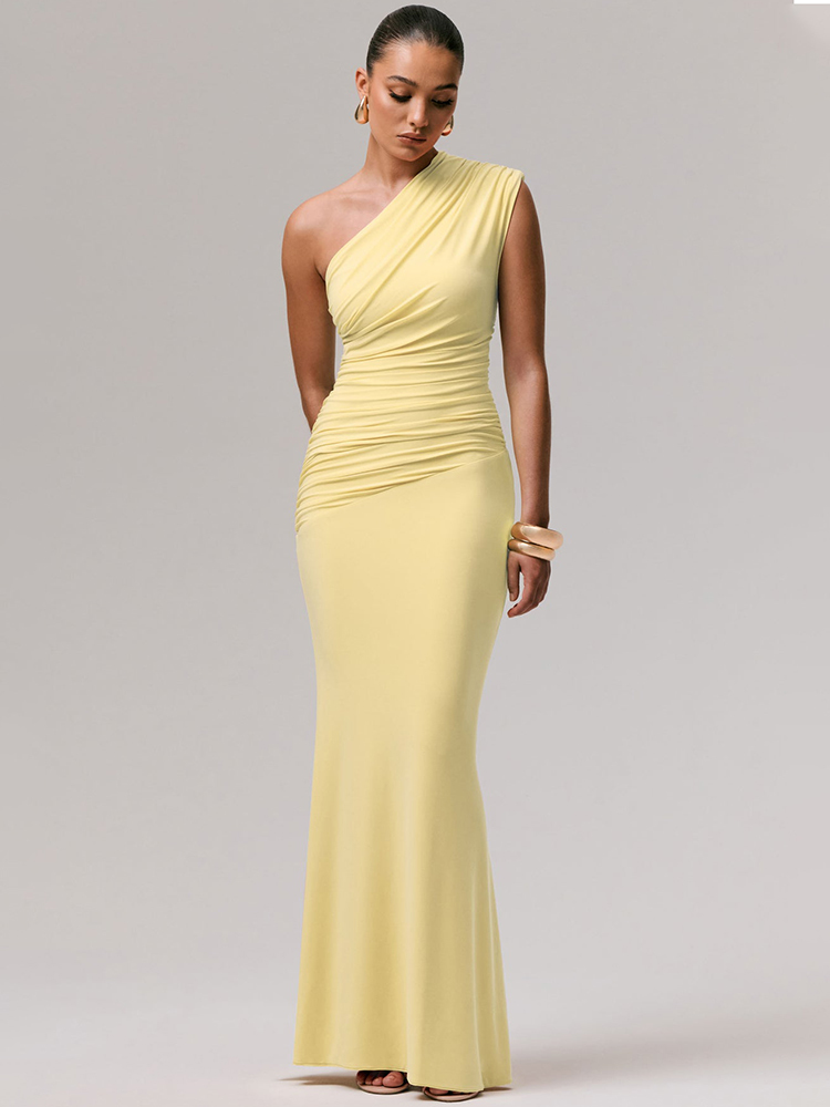Robe longue élégante asymétrique froncée