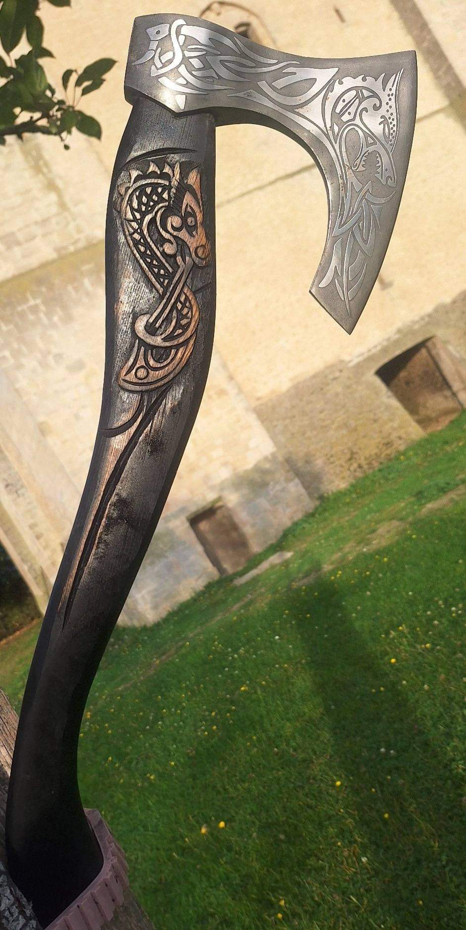 Hache magnifiquement finie dans le style Norse Viking, à la fois manche et lame de hache