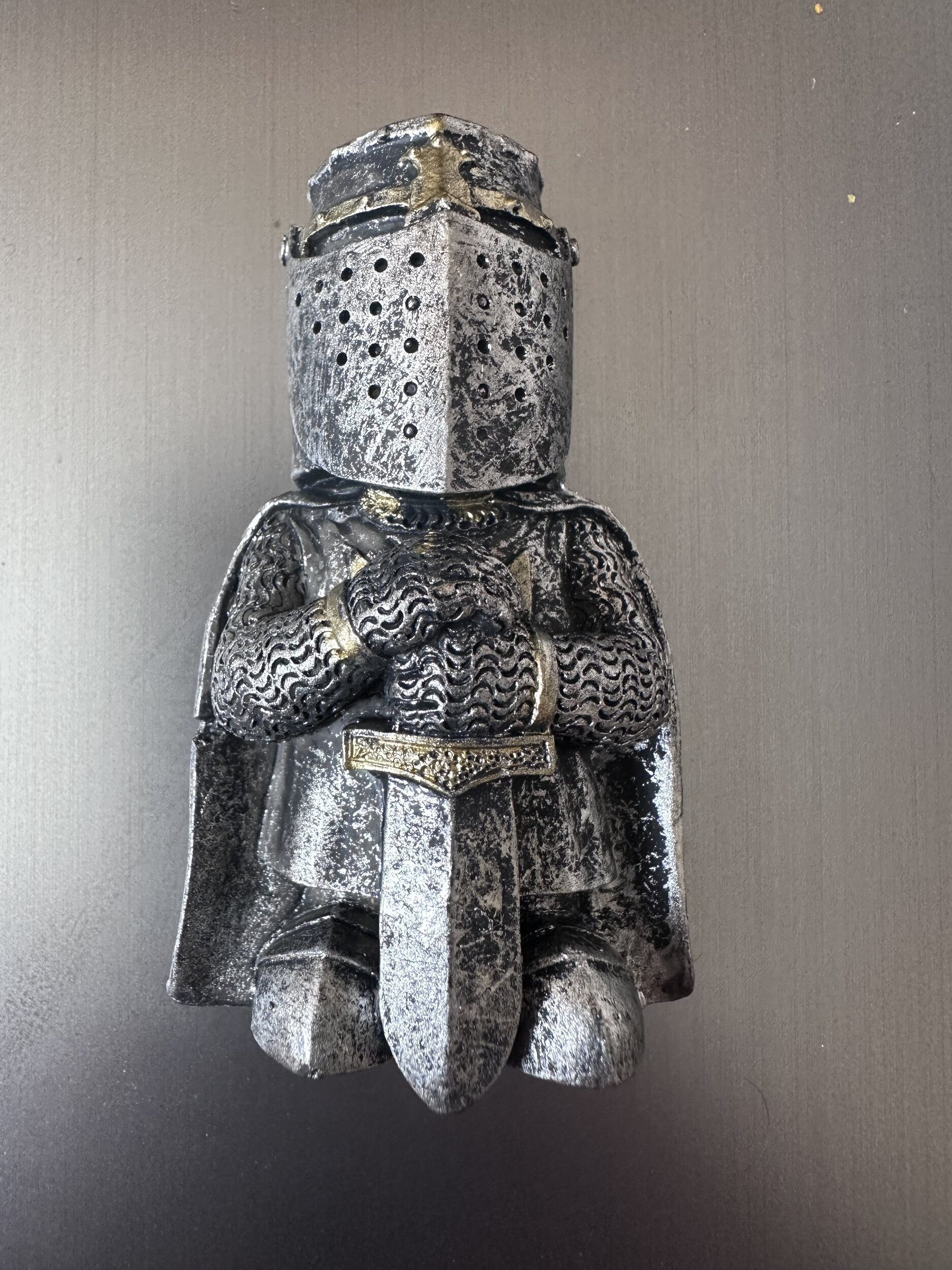 Magnet Chevalier Médiéval avec Épée – Aspect Métal Vieilli