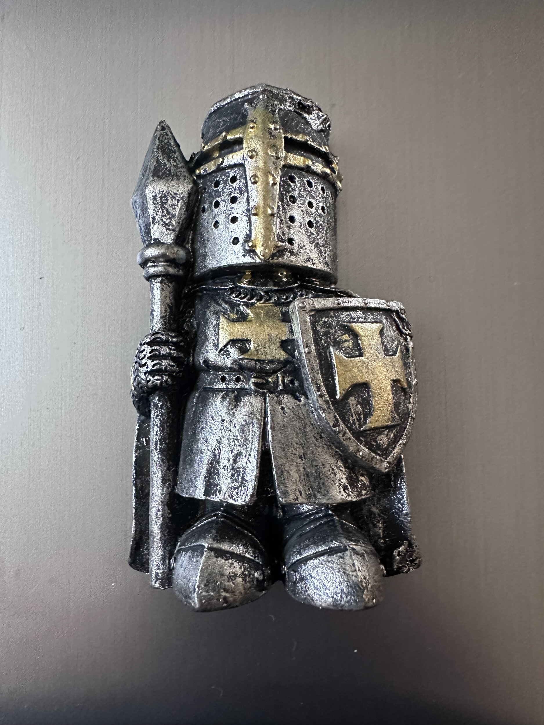 Magnet Chevalier Croisé à la Lance et au Bouclier – Aspect Métal Vieilli