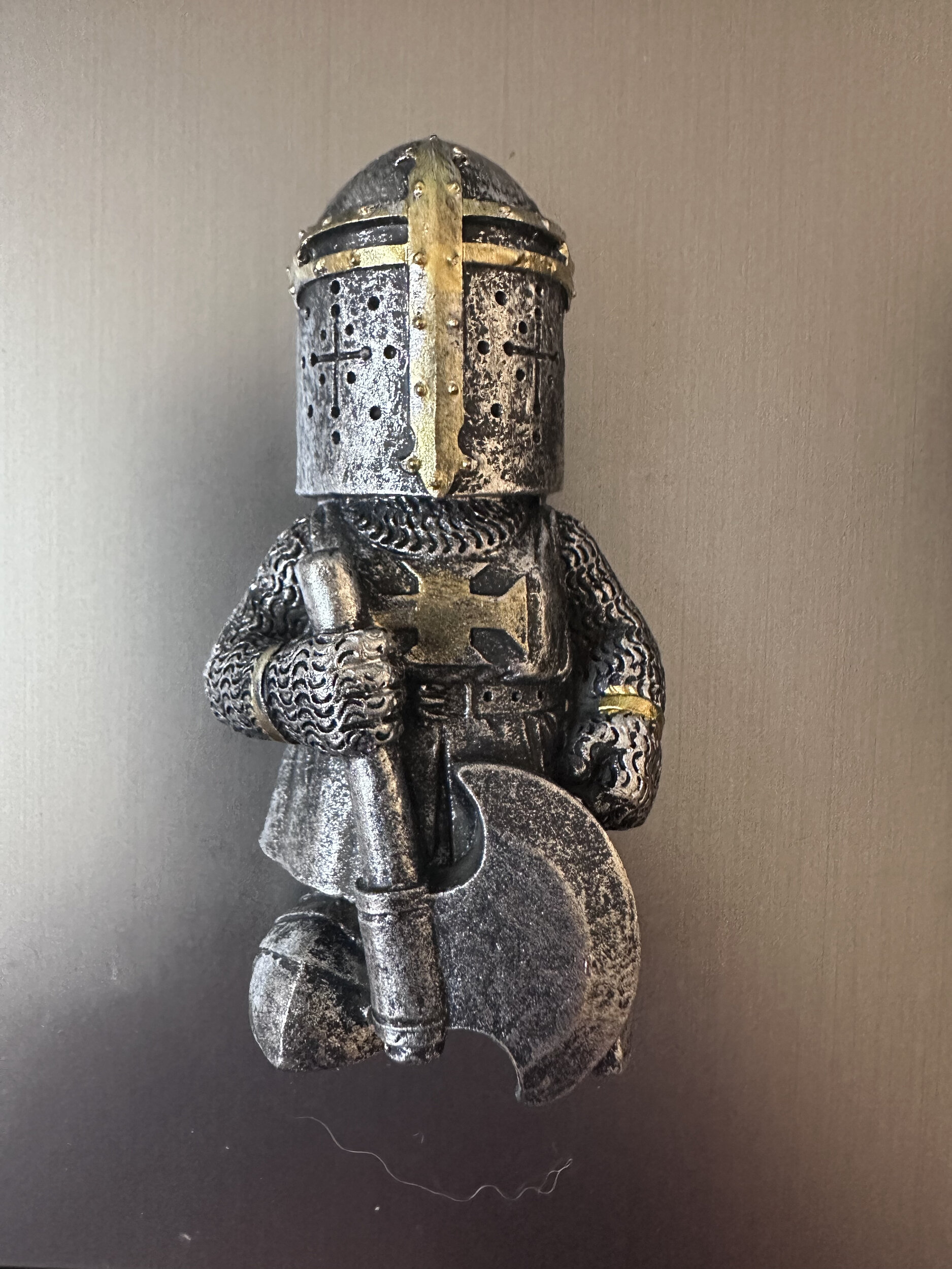 Magnet Chevalier Croisé à la Hache de Guerre – Aspect Métal Vieilli