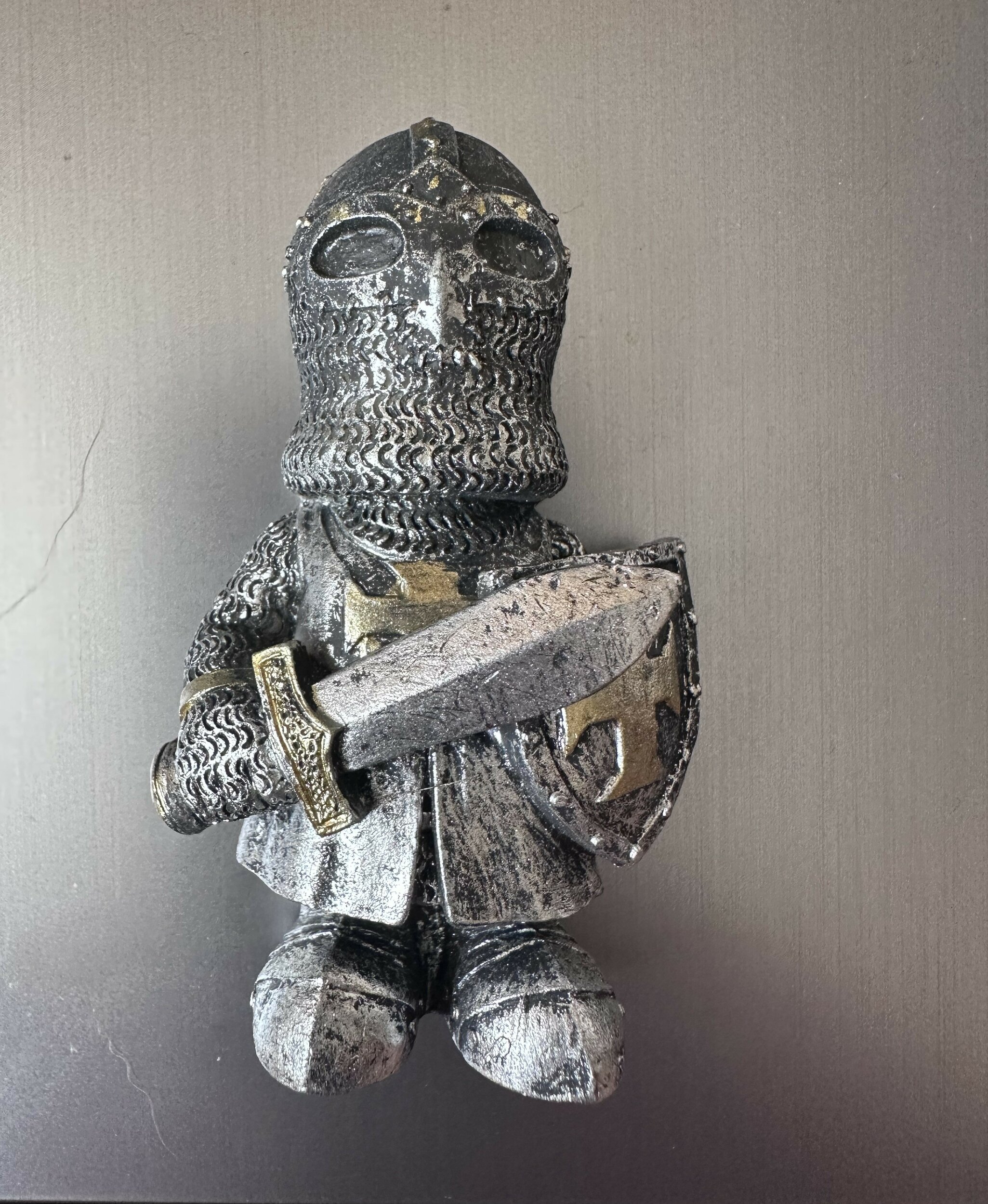 Magnet Chevalier Croisé avec Épée et Bouclier – Aspect Métal Vieilli