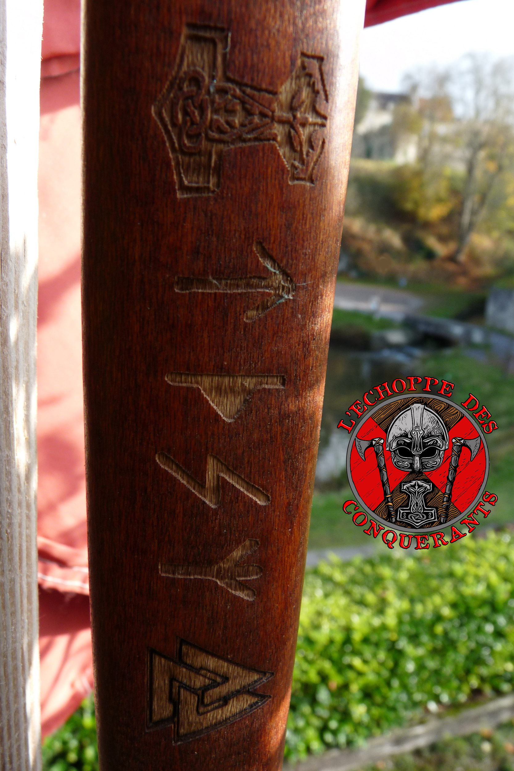 Hache viking avec runes 2