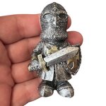 Magnet Chevalier Croisé avec Épée et Bouclier – Aspect Métal Vieilli