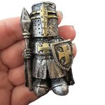 Magnet Chevalier Croisé à la Lance et au Bouclier – Aspect Métal Vieilli