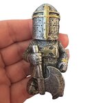 Magnet Chevalier Croisé à la Hache de Guerre – Aspect Métal Vieilli
