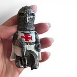 Figurine Chevalier Templier avec Hache – Statue Médiévale en Résine 8 cm
