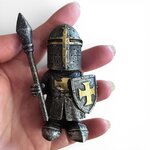Figurine Chevalier Médiéval avec Lance et Bouclier – Statue en Résine 8 cm