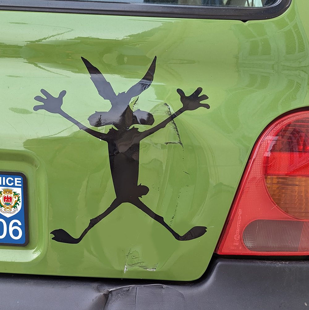 Sticker Chien dans une fenêtre de voiture et profiter de voyage sur la  route 