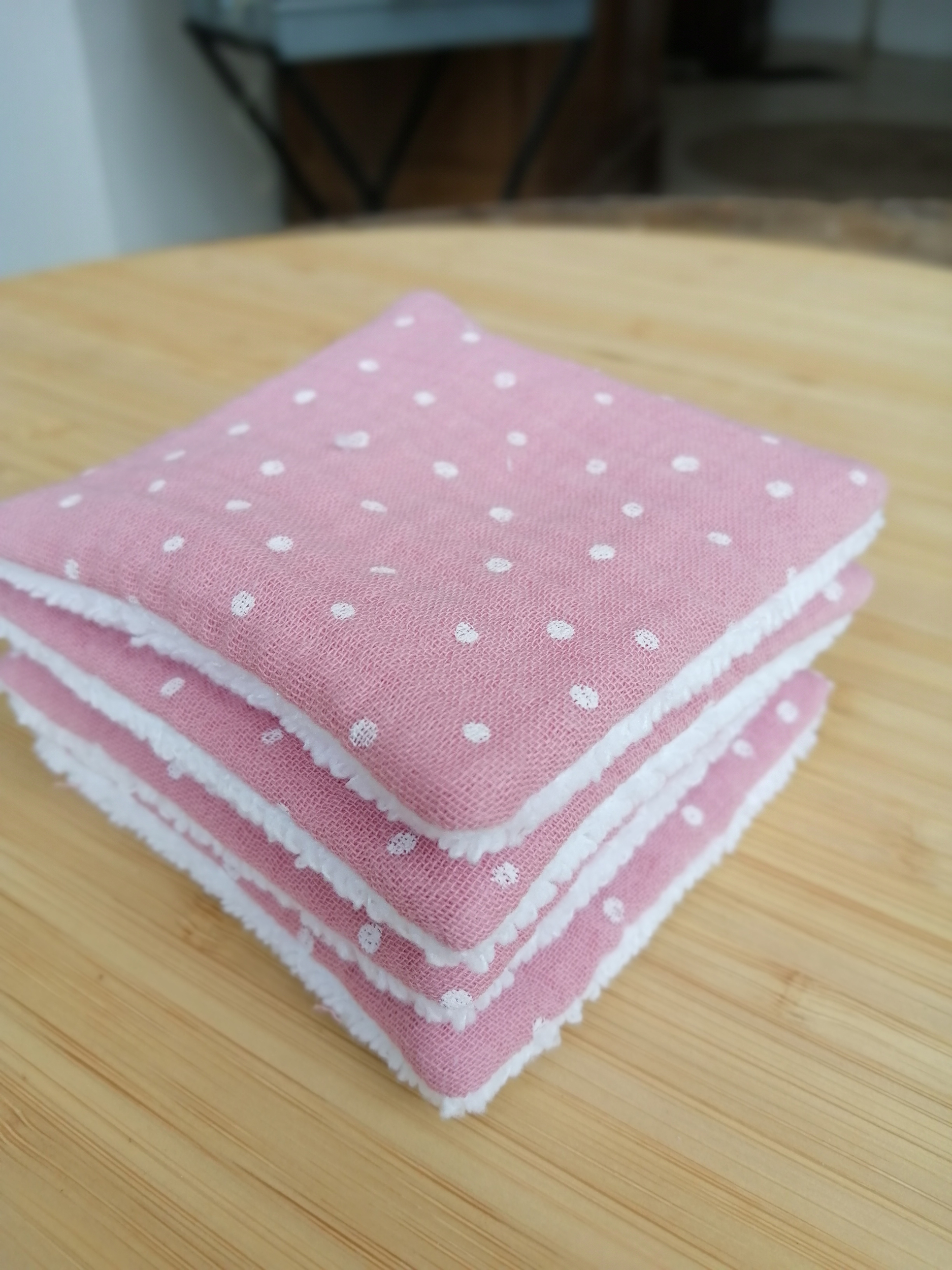 Pochon-lingettes-double-gaze-rose-à-pois-blancs-4