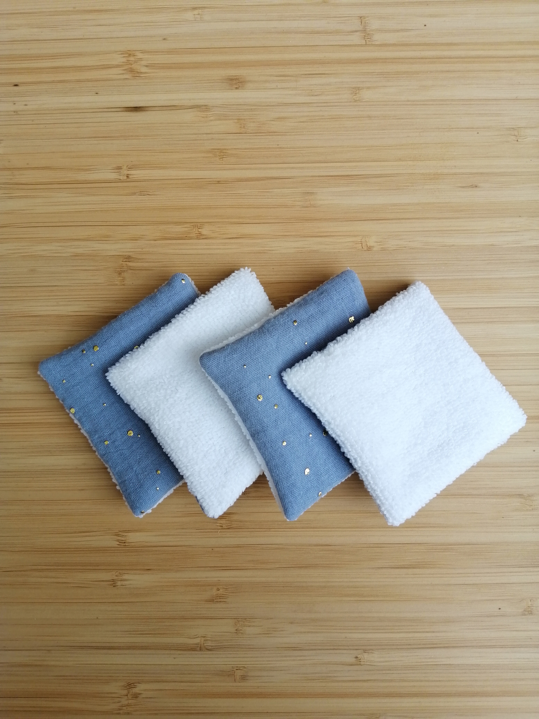 Pochon-lingettes-double-gaze-bleu-à-pois-dorés-4