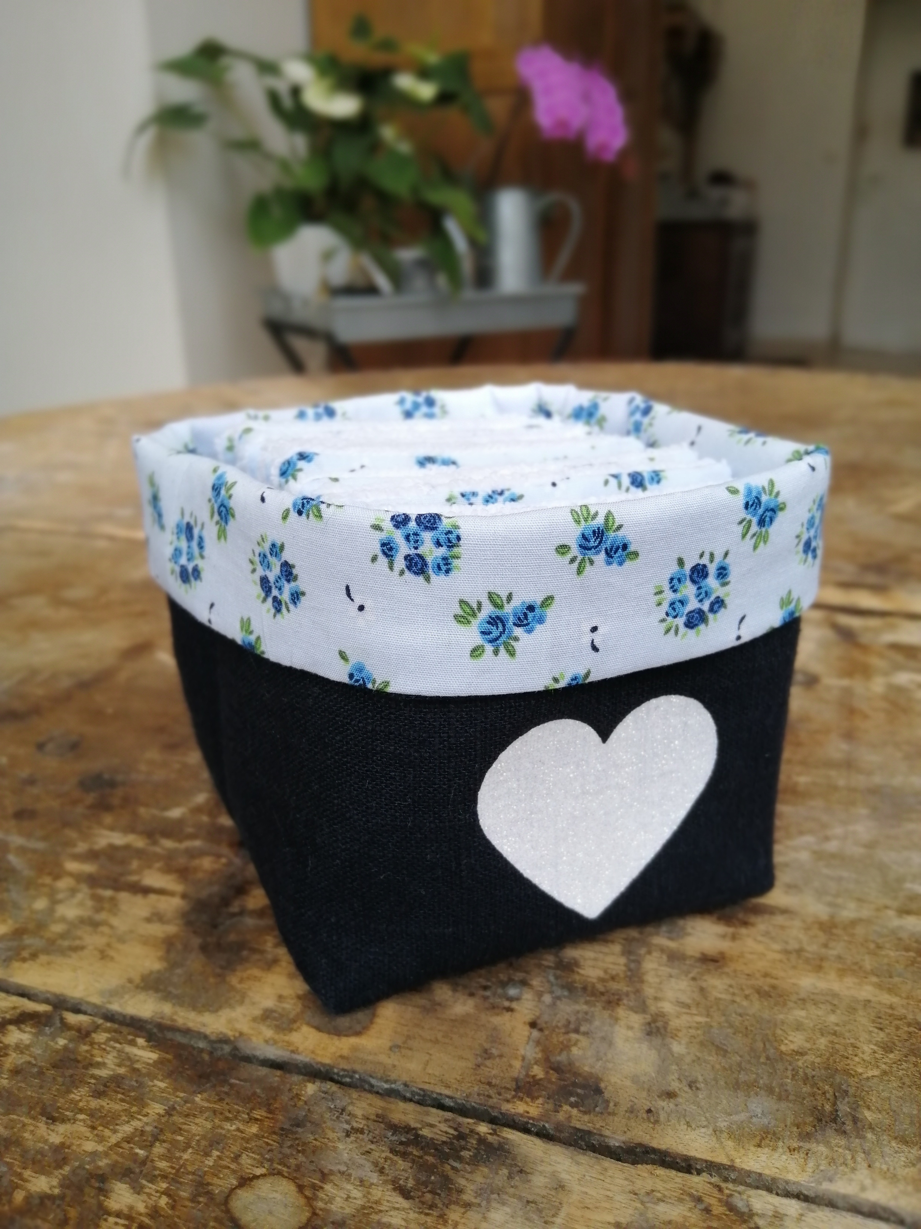 Lot de 12 lingettes démaquillantes lavables à motif bouquet bleu et leur panier en lin disponible chez Fibres et Aiguilles