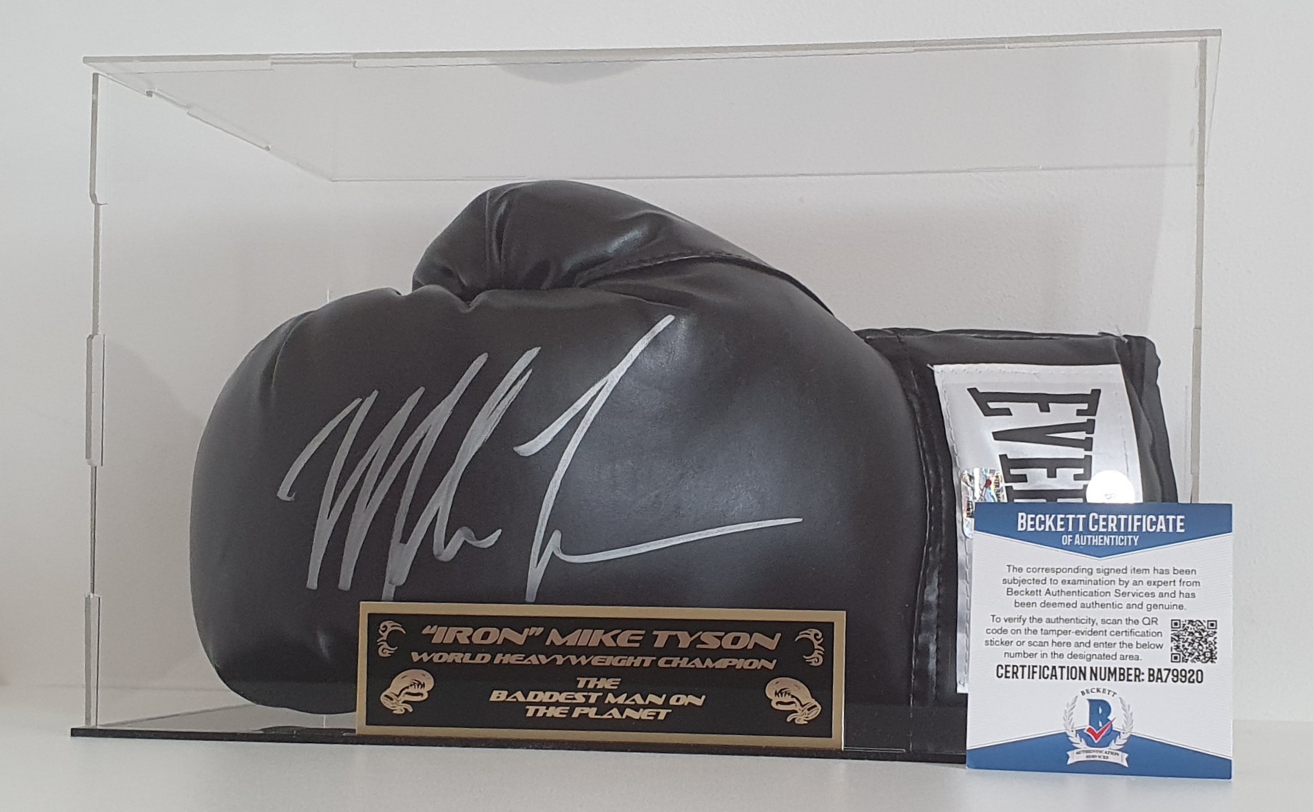 Gant de boxe Everlast signé par Mike Tyson dans une vitrine
