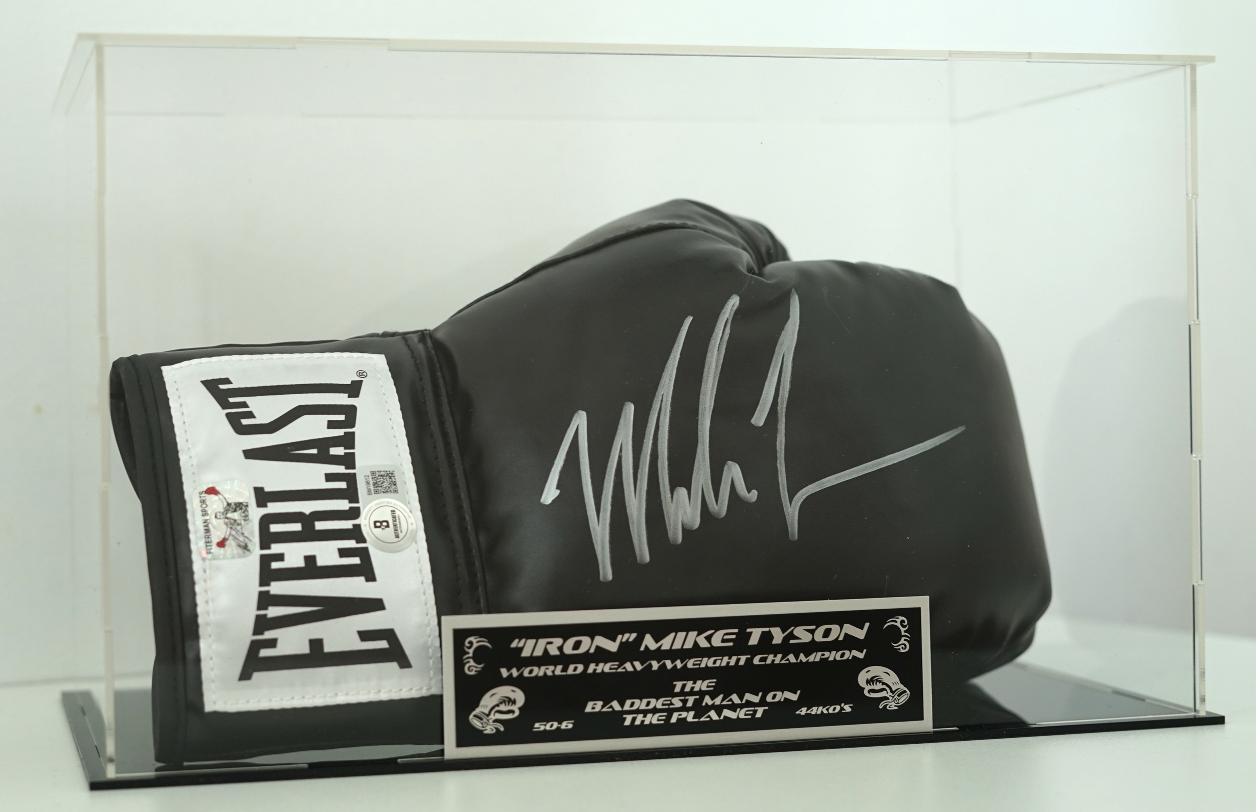 Exclusive Memorabilia Gant de Boxe Noir signé Mike Tyson