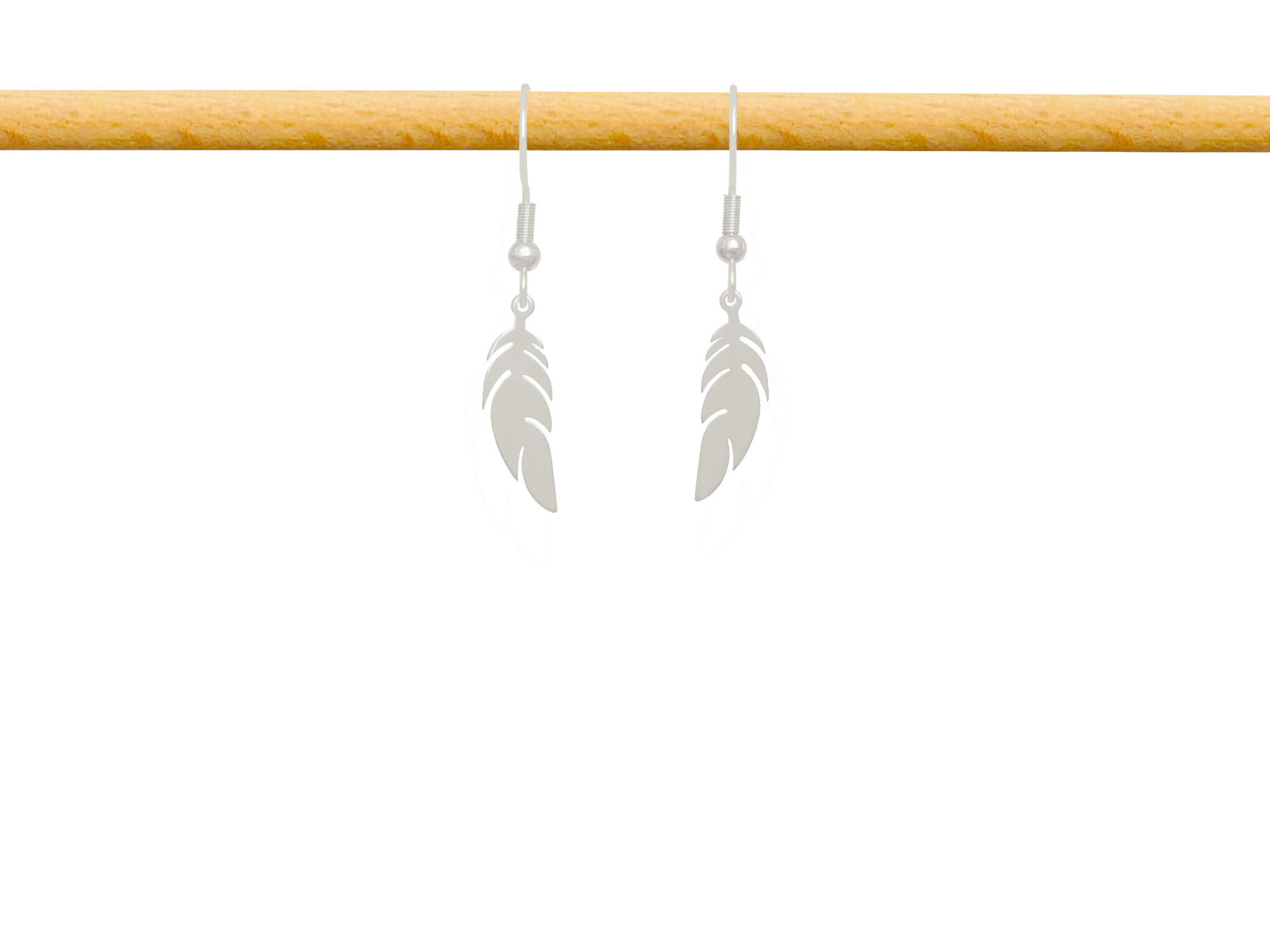 Boucles d'oreilles JAHIRA dormeuses acier inoxydable argent pendentif plume-minimaliste-bohème- MARJANE et Cie