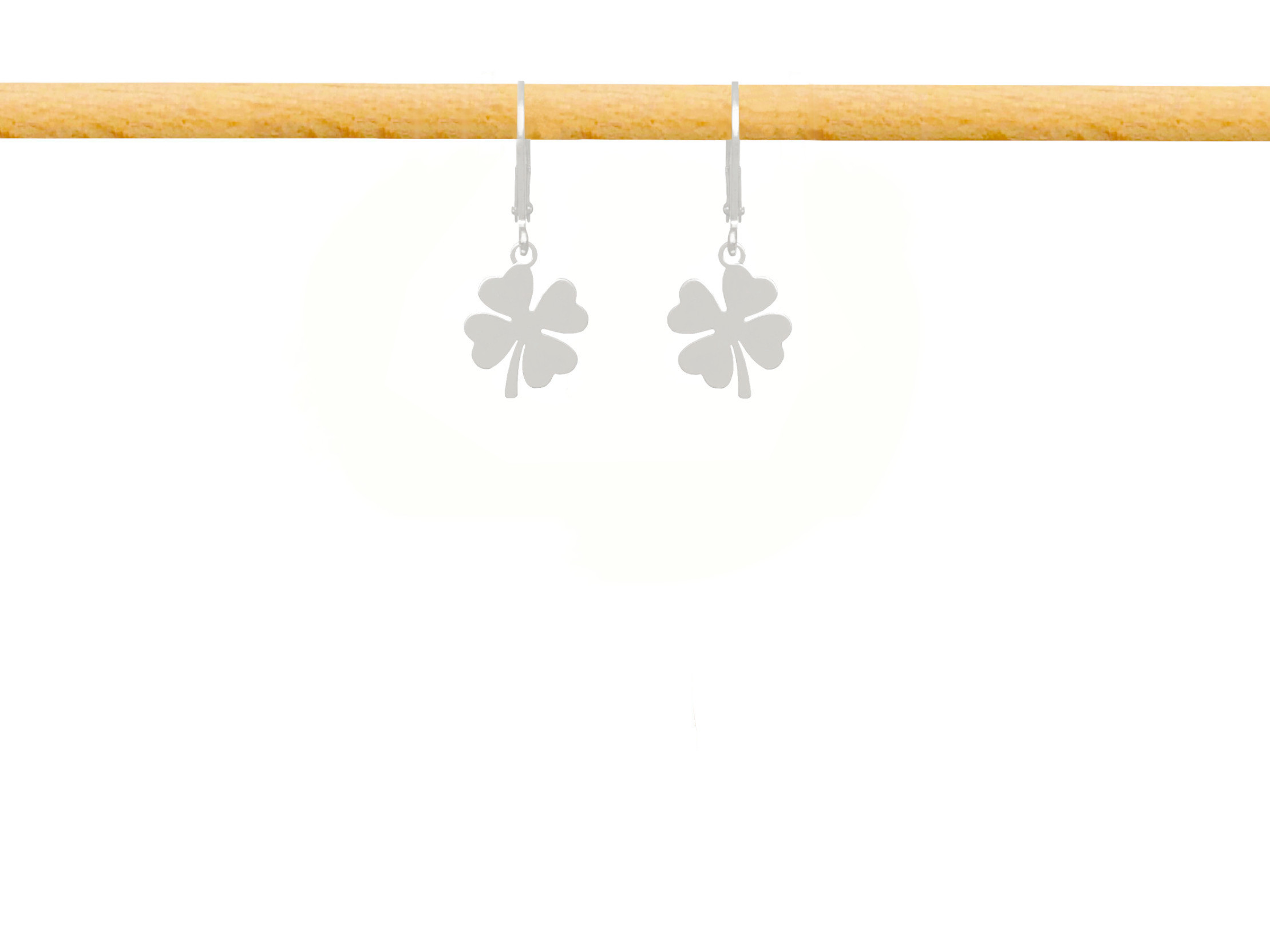 Boucles d'oreilles SOUHILA dormeuses acier inoxydable argent pendentif trèfle à quatre feuilles -minimaliste-bohème- MARJANE et Cie