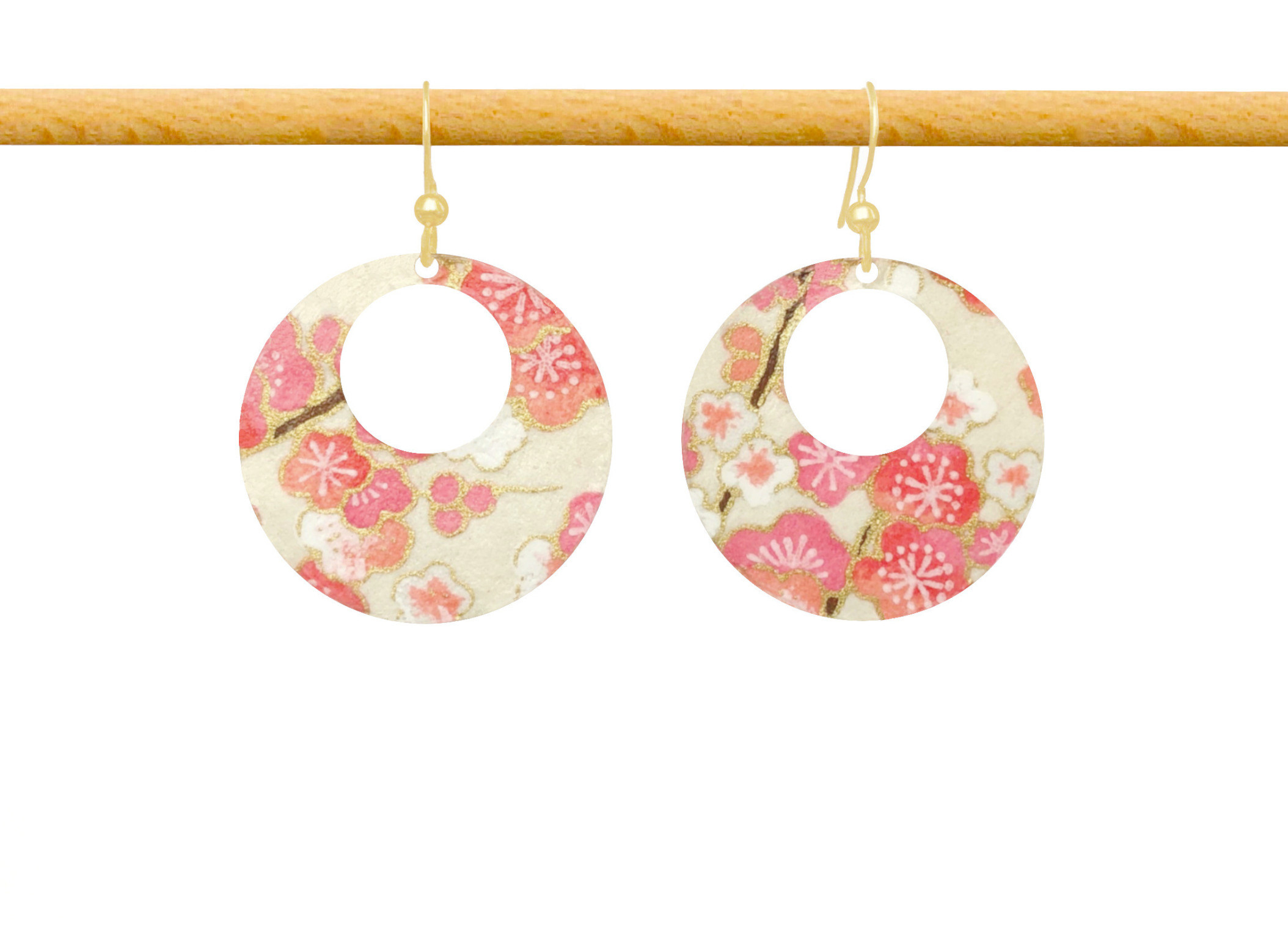 Boucles d'oreilles CHO acier inoxydable doré or pendentif papier japonais washi fleurs couleur beige rose - MARJANE et Cie