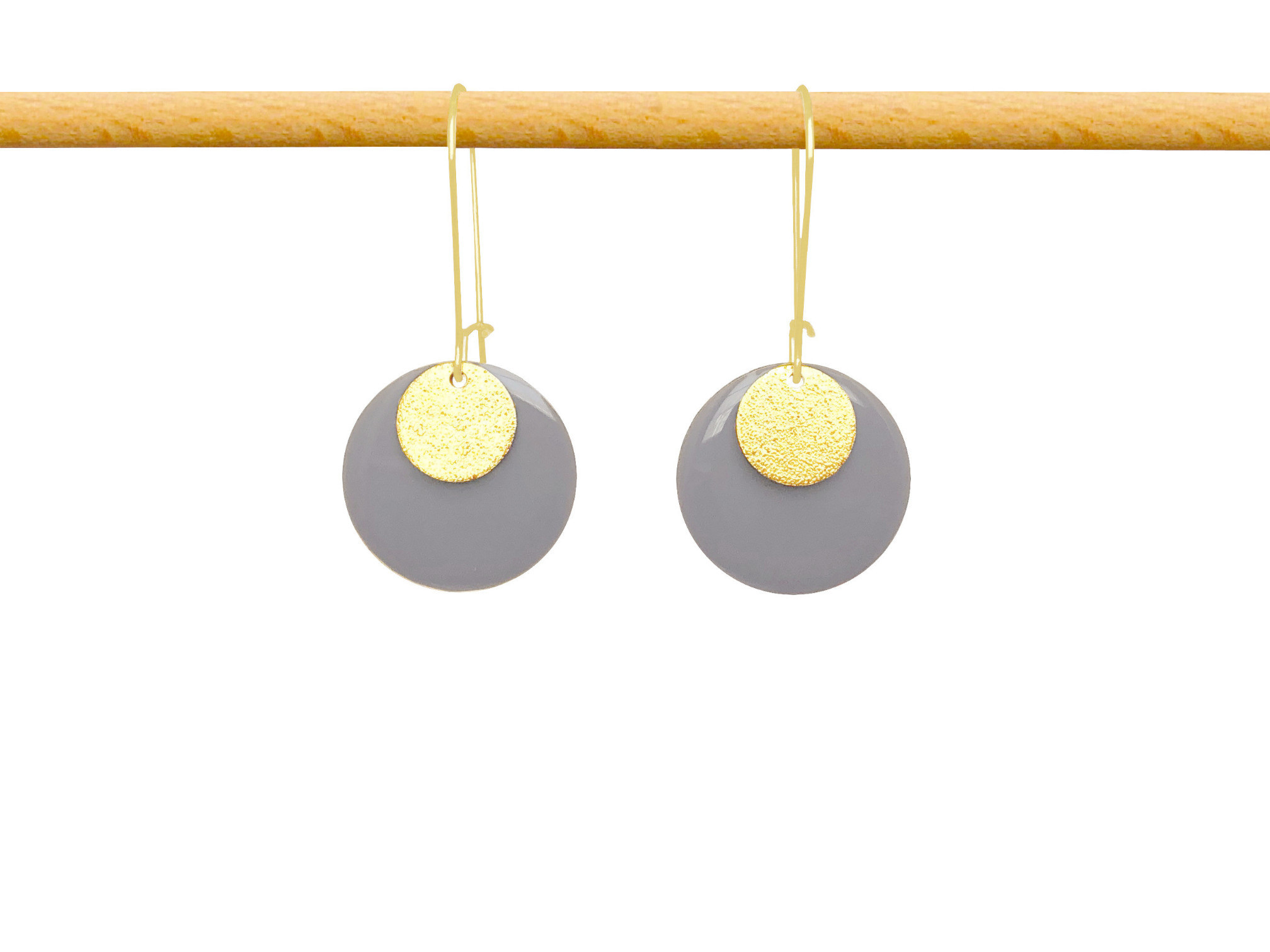 Boucles d'oreilles HELAÏ pendantes acier inoxydable doré or sequin émaillé couleur gris mauve-minimaliste-bohème- MARJANE et Cie