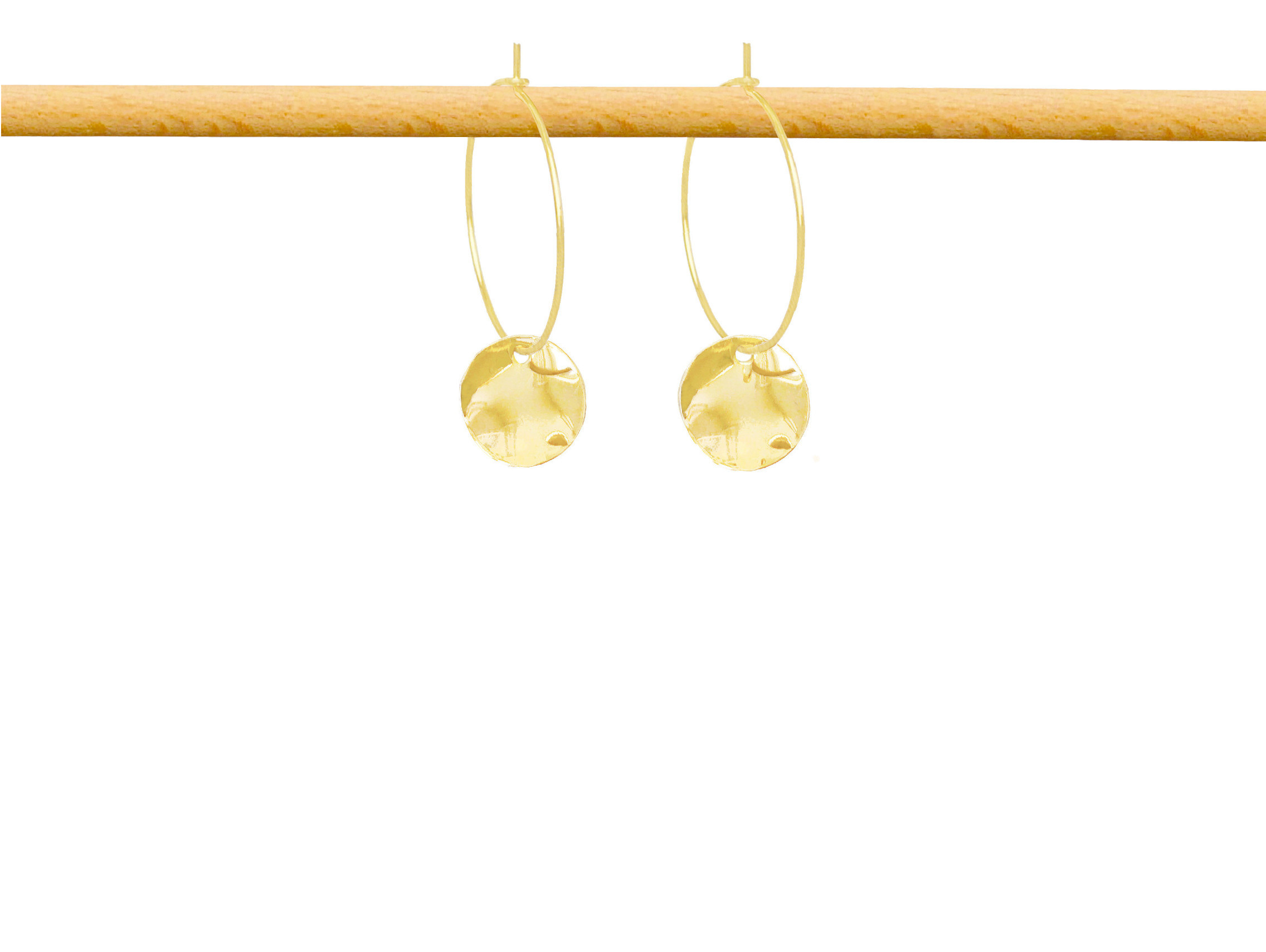 Boucles d'oreilles ANAHID créoles dorées à l'or fin pendentif médaille sequin ondulé-minimaliste-bohème- MARJANE et Cie