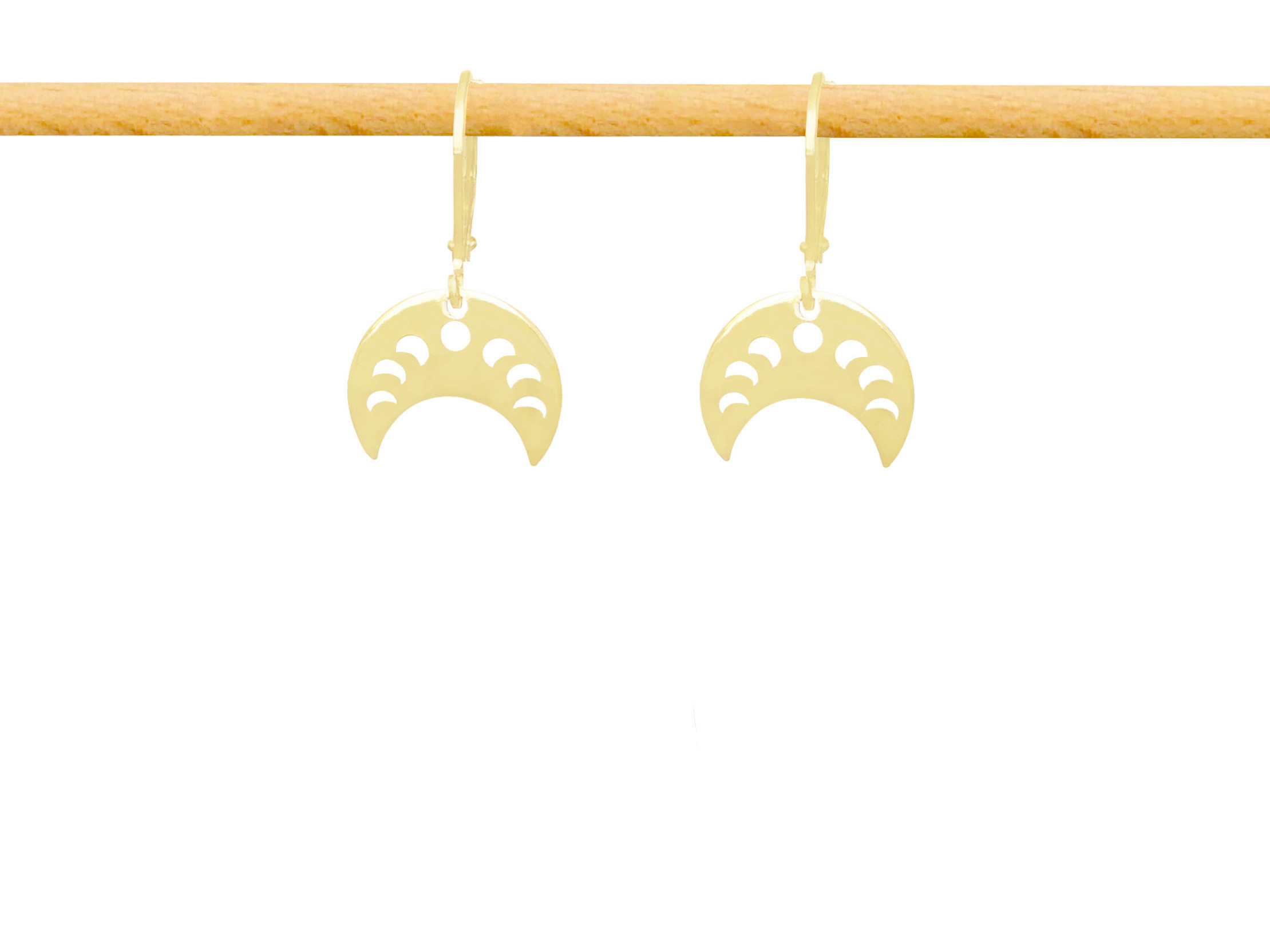 Boucles d'oreilles MISSEM dormeuses dorées à l'or fin pendentif croissant lune-minimaliste-bohème- MARJANE et Cie