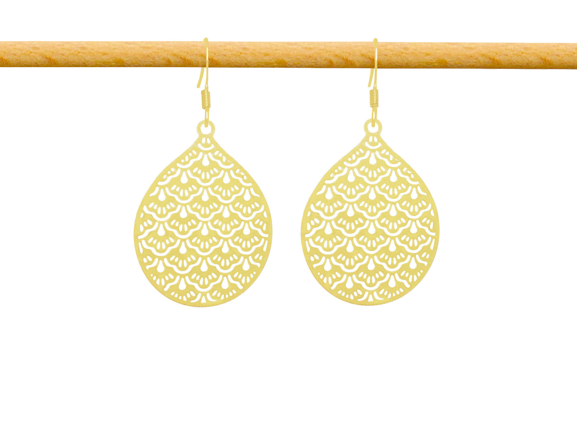 Boucles d'oreilles YEMNA dormeuses dorées à l'or fin grand pendentif goutte motif dentelle-minimaliste-bohème- MARJANE et Cie