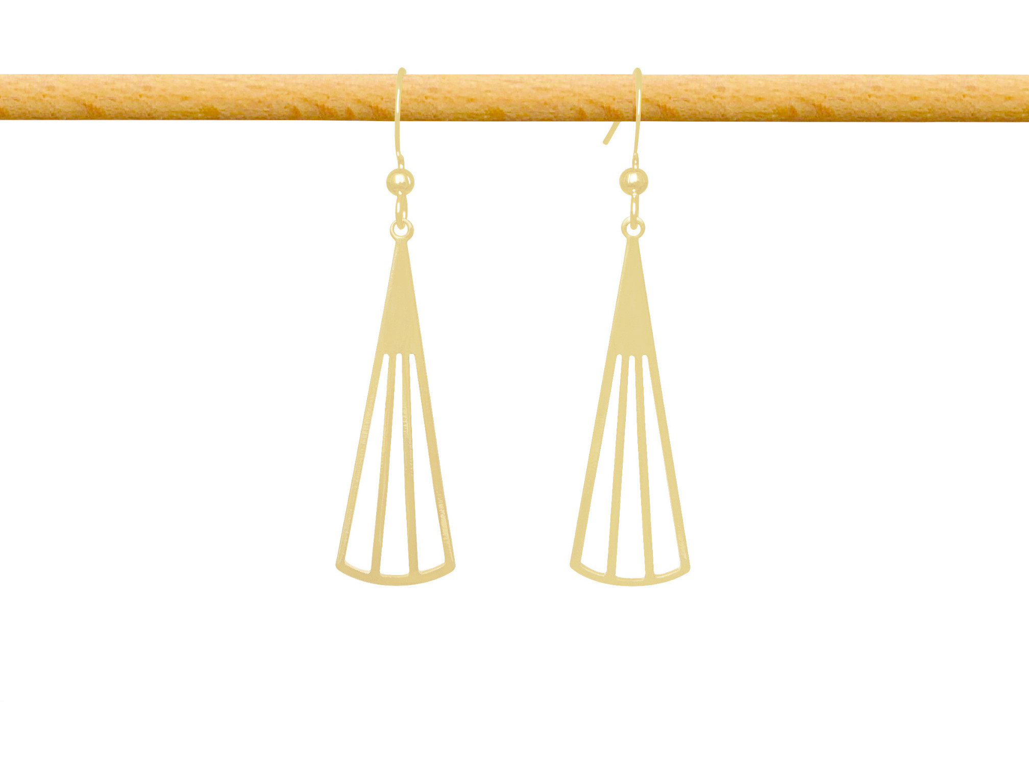 Boucles d'oreilles ZAHILA dormeuses dorées à l'or fin pendentif triangle graphique-minimaliste-bohème- MARJANE et Cie