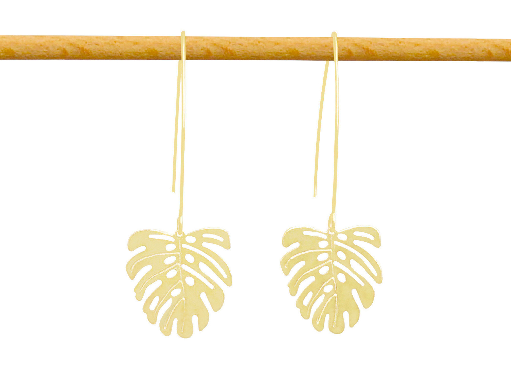 Boucles d'oreilles HAJAR longues pendantes dorées à l'or fin pendentif feuille de Monstera deliciosa-minimaliste-bohème- MARJANE et Cie