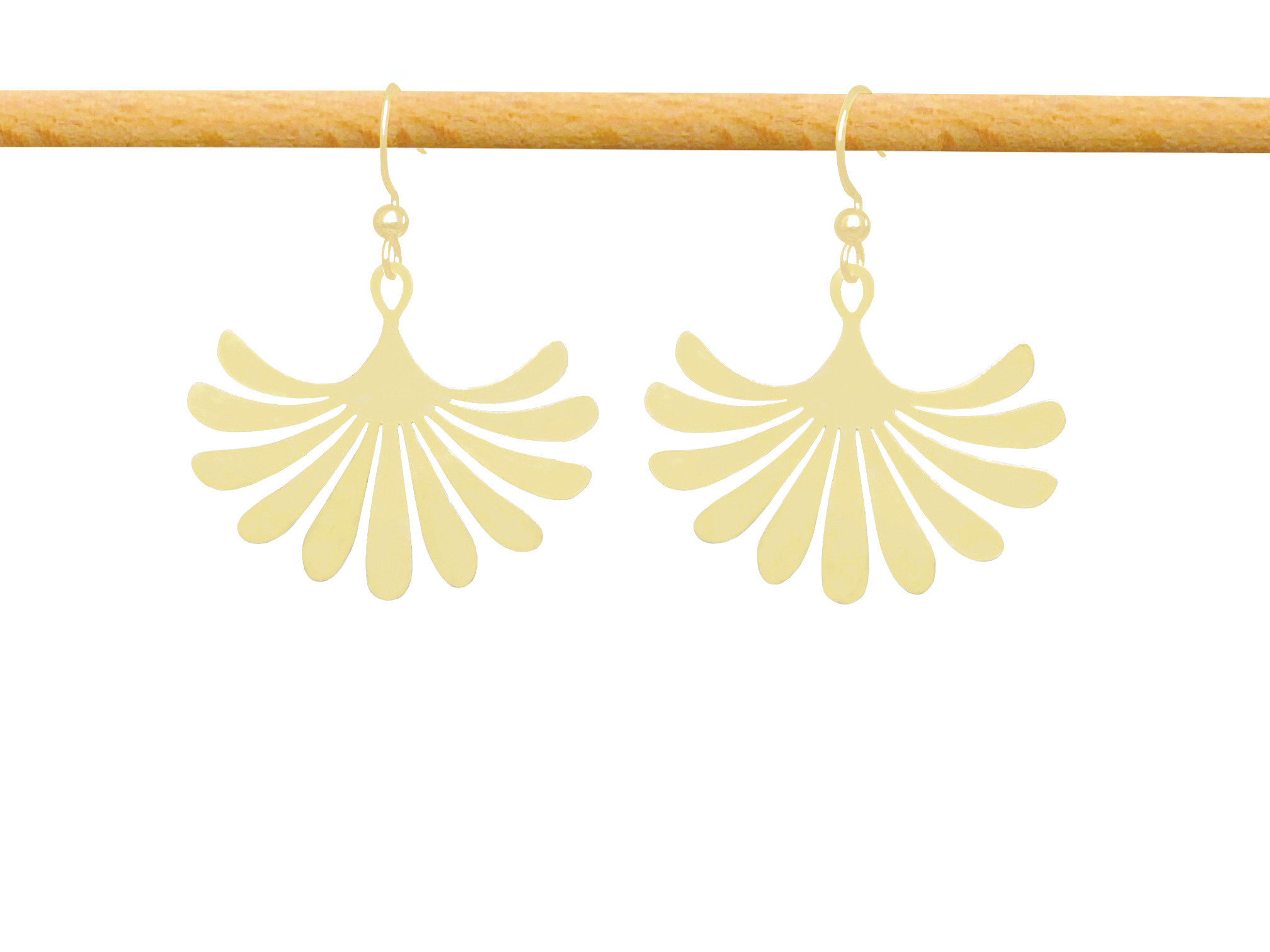 Boucles d'oreilles TELJA dormeuses dorées à l'or fin pendentif éventail graphique-minimaliste-bohème- MARJANE et Cie