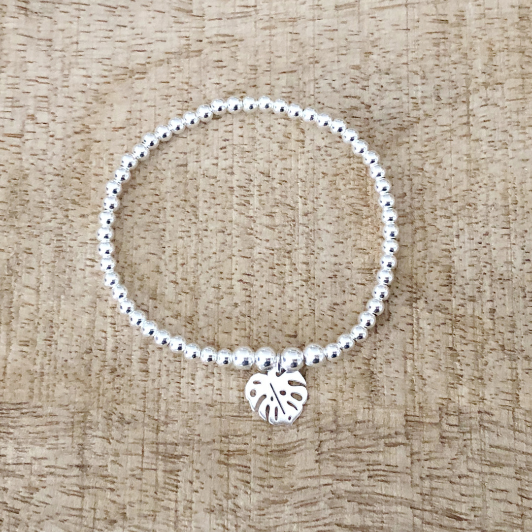 Bracelet ABICHAM5 argent perles et breloque feuille de philodendron-elastique