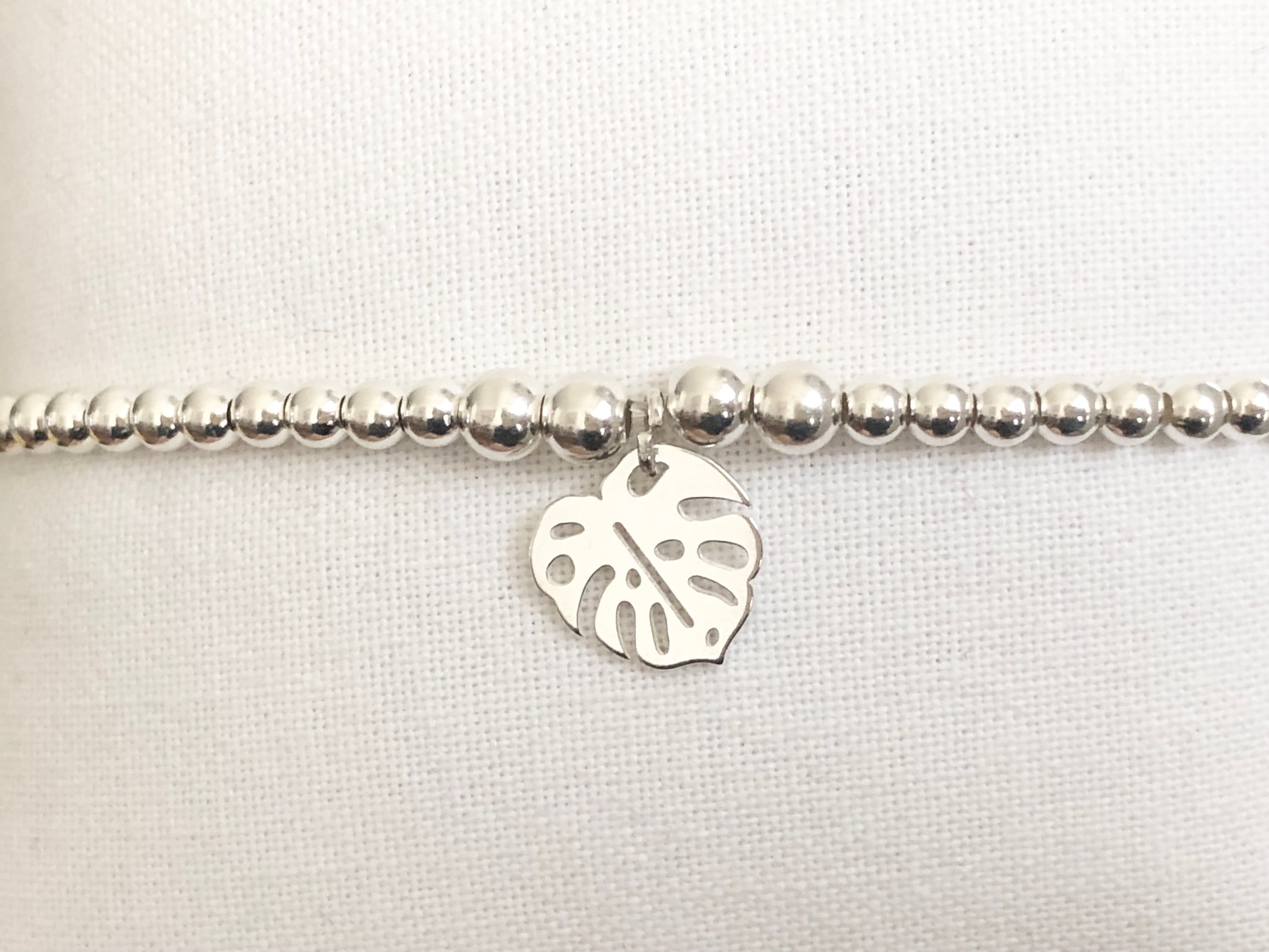 Bracelet ABICHAM5 argent perles et pendentif feuille monstera