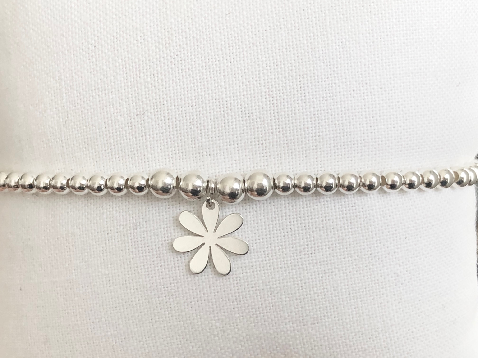 Bracelet ABICHAM7 argent perles et breloque fleur minimaliste