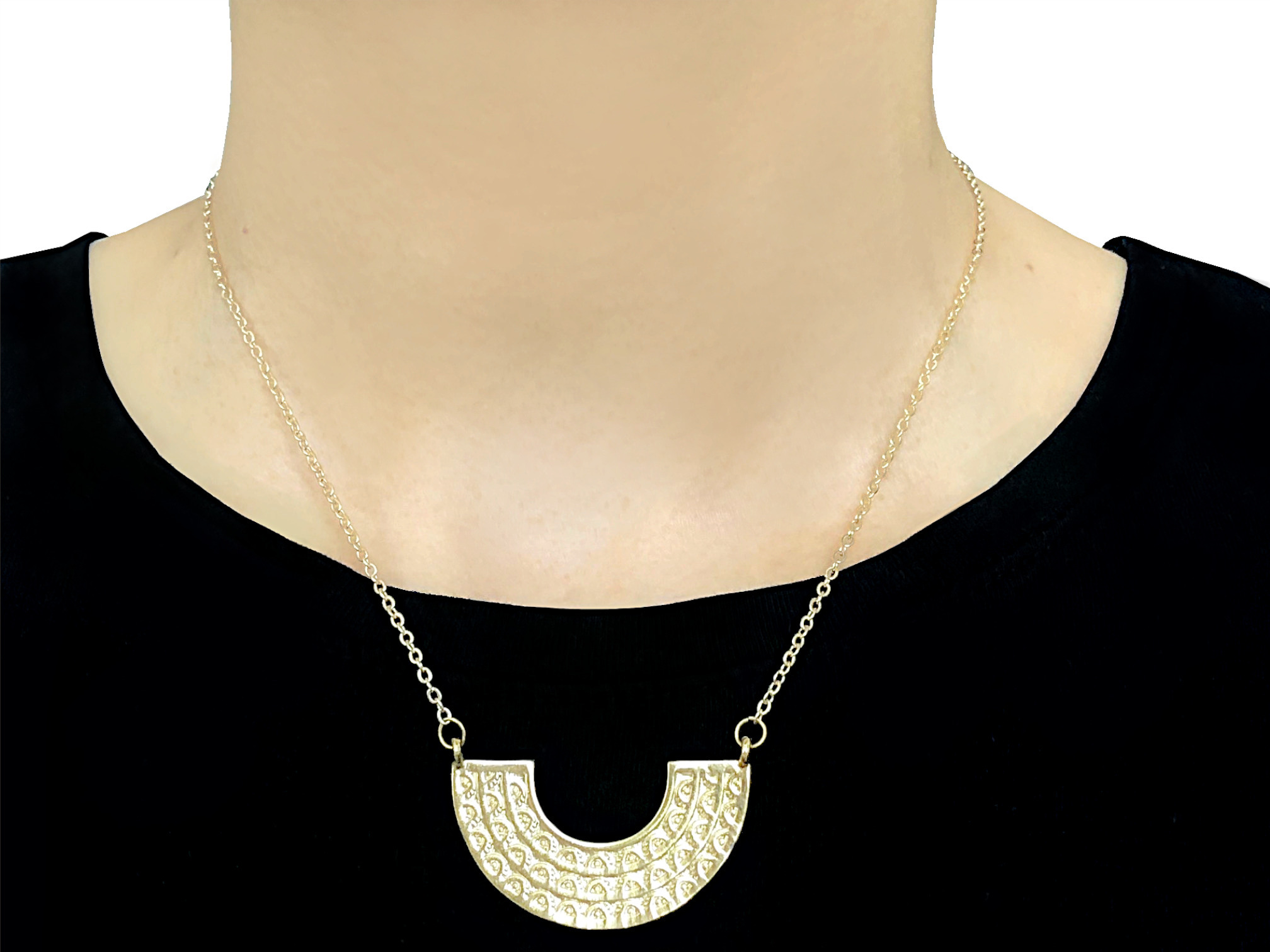 Collier BASMA doré or ras du cou pendentif demi-lune rond ethnique-minimaliste